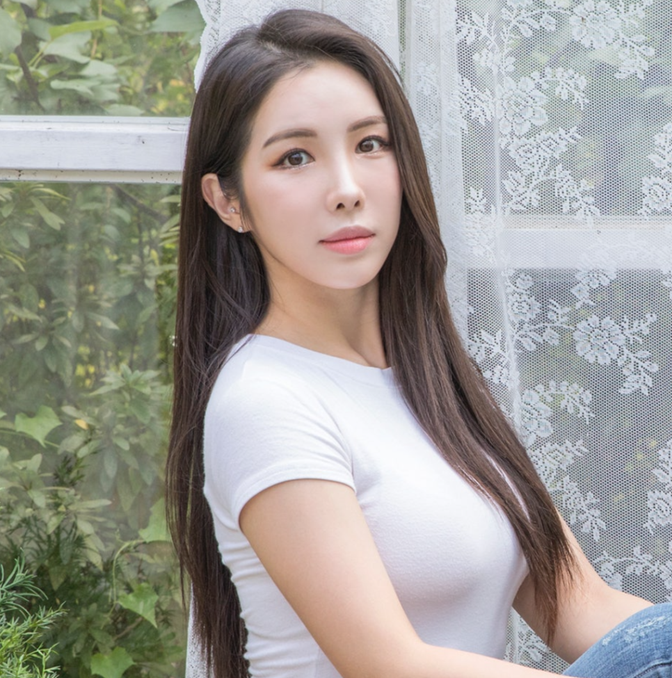 젖꼭지축소수술 가슴의 균형이 깨져 자신감이 떨어졌다면? 관련 이미지 1