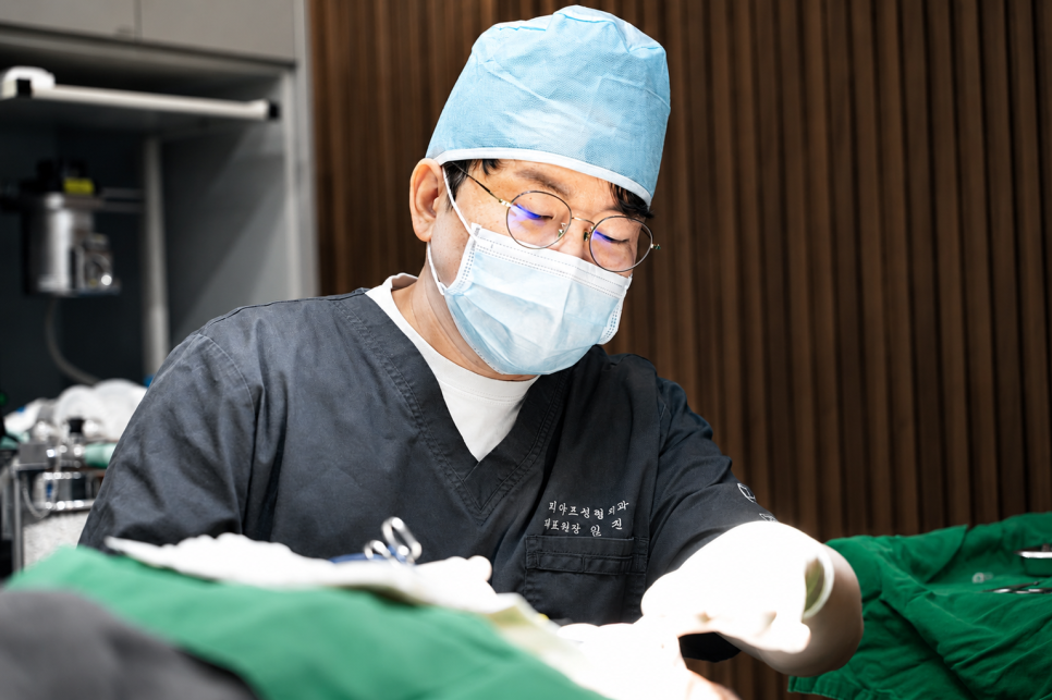 Songpa Jamsil Plastic Surgery Clinic | Precautions for Double Eyelid Surgery in Your 40s and 50s, According to a Surgeon image 5