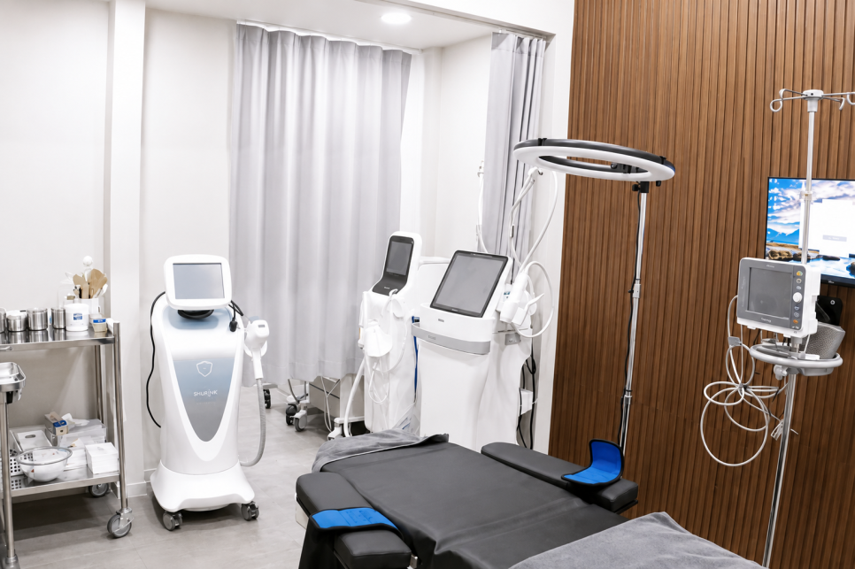 Songpa Jamsil Plastic Surgery Clinic | Precautions for Double Eyelid Surgery in Your 40s and 50s, According to a Surgeon image 8