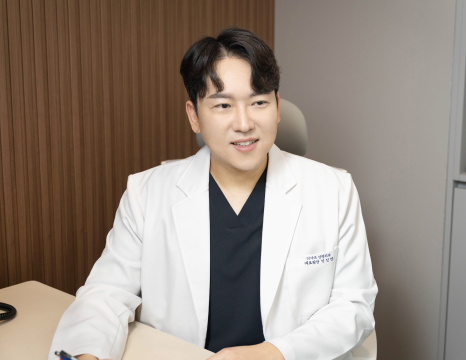 In Your 50s, Is It Better to Have Upper Blepharoplasty and a Forehead Lift Together? <The Answer Revealed> image 6