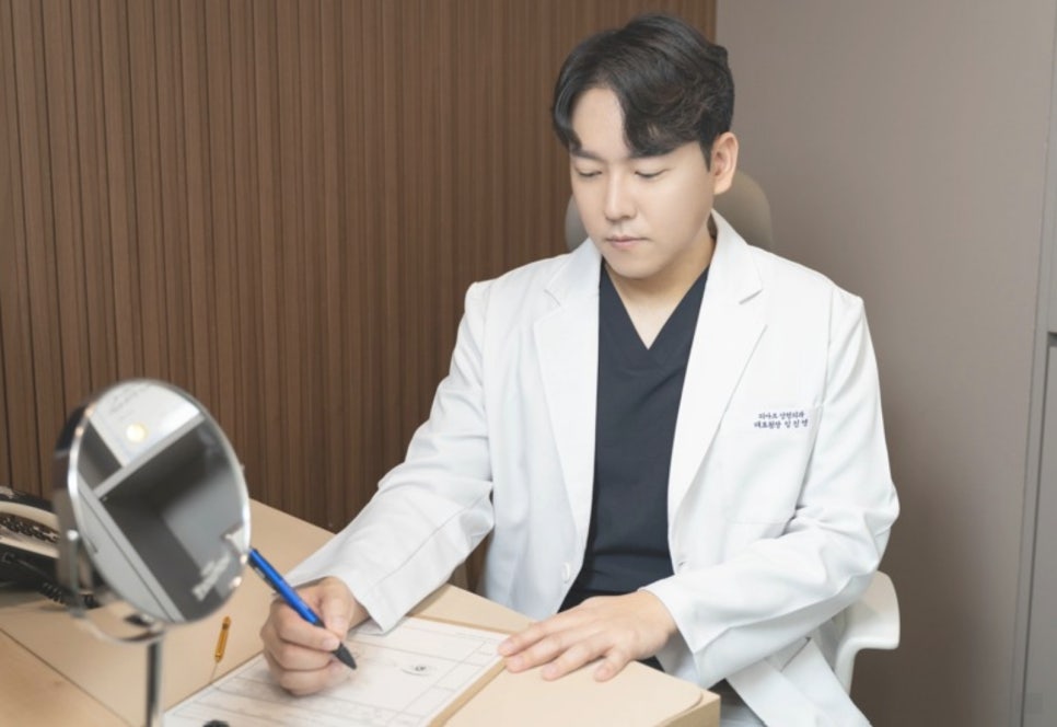 Rhinoplasty at a Songpa Plastic Surgery Clinic? The Tip Matters More Than the Bridge | Bulbous Nose image 1