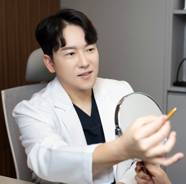 A Review of Upper Blepharoplasty in Middle Age: Answering 2 Frequently Asked Questions image 6