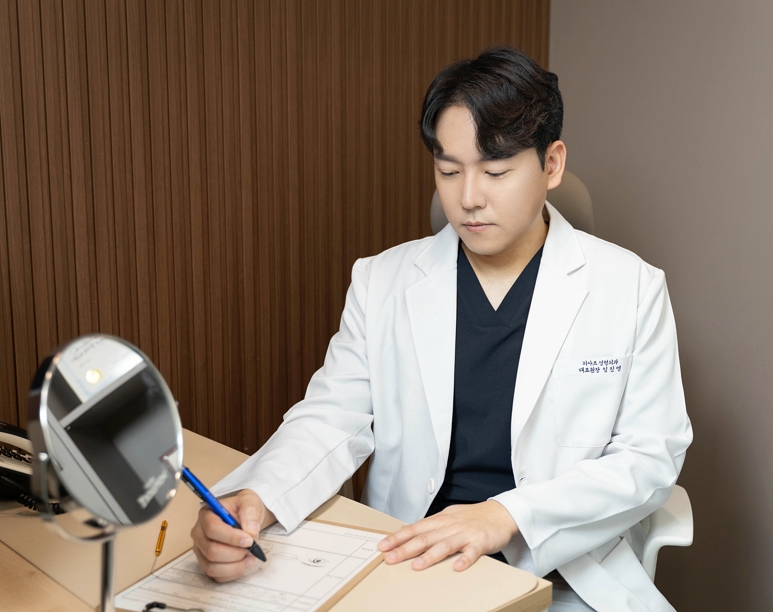 If You're 고민ing Between Incisional and Non-Incisional Mid-Age Eye Correction, Be Sure to Read This image 7
