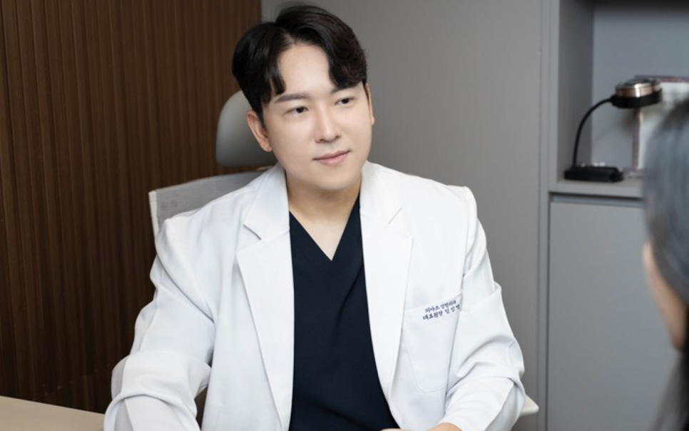 Songpa Jamsil Plastic Surgery Clinic | Precautions for Double Eyelid Surgery in Your 40s and 50s, According to a Surgeon image 1