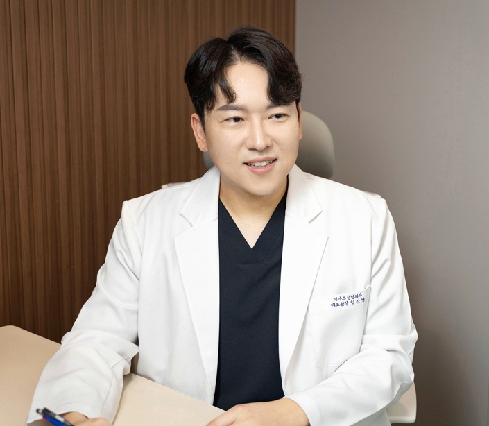 A Review of Upper Blepharoplasty in Middle Age: Answering 2 Frequently Asked Questions image 7