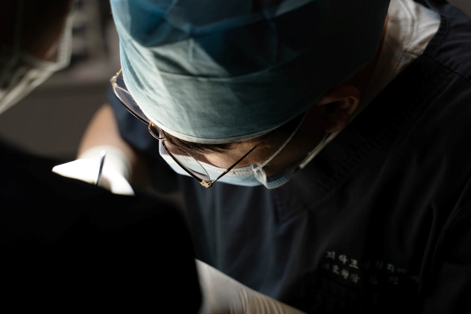The Detail of the Director of a Plastic Surgery Clinic in Jamsilsaenae, Shown Through Assembling the Keeppley Kuromi Music Box. image 1