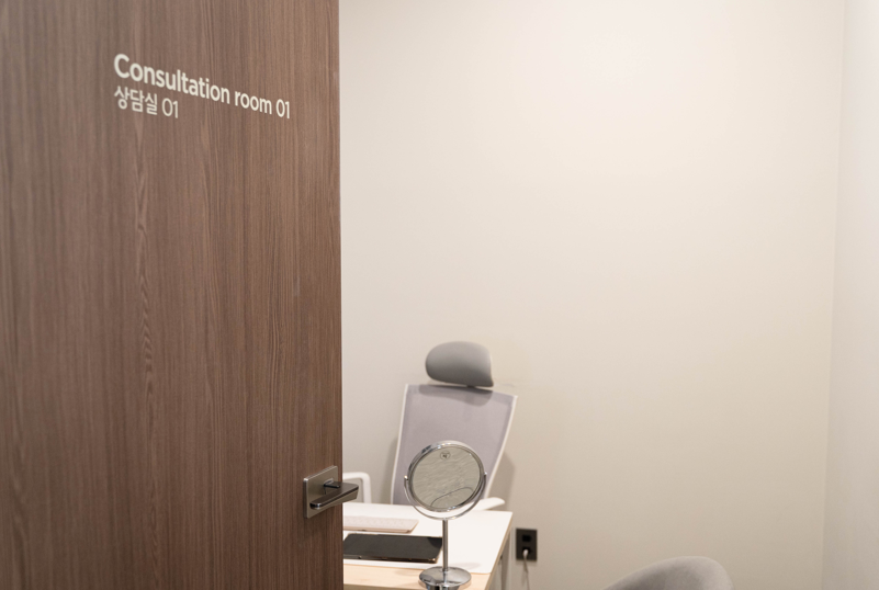 Gangnam Lower Blepharoplasty: 3 Important Precautions You Must Know Before Visiting the Clinic - PIAF Clinic image 13