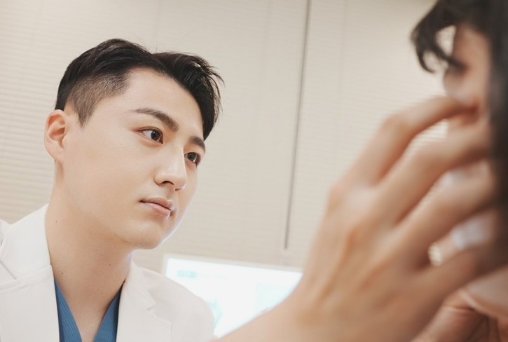 Worried About Choosing Midlife Eye Surgery? Director Kim Hyun-jo Will Set It Straight image 6