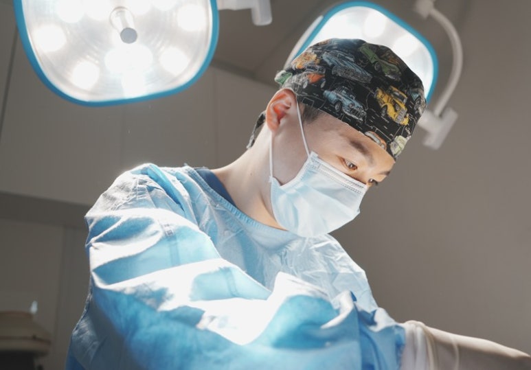 Can Forehead Lift + Double-Eyelid Surgery Resolve a Hidden Double-Eyelid Crease? Dr. 김현조 Answers! image 4