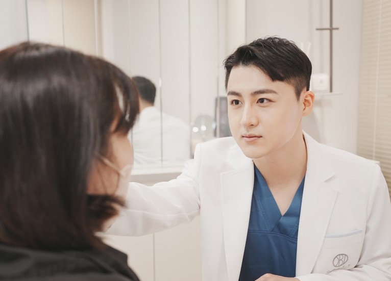 Lower Eyelid Surgery Methods: Clearing Up the <Misconception> That Under-Eye Smile Fullness Disappears! image 4