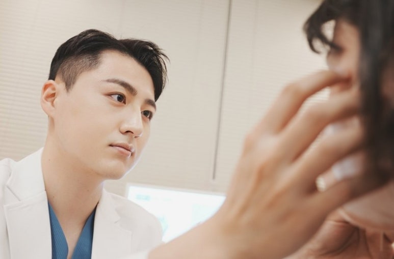 Lower Eyelid Surgery Methods: Clearing Up the <Misconception> That Under-Eye Smile Fullness Disappears! image 6