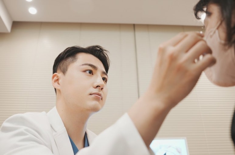 강남 눈밑지 레이저 vs 수술! 김현조 원장님의 추천은? 관련 이미지 3