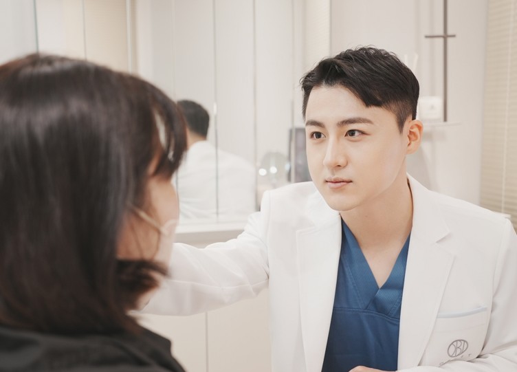 How Is Eyelid Surgery for Middle-Aged Patients Different? Dr. Kim Hyun-jo’s <Key Summary> image 9