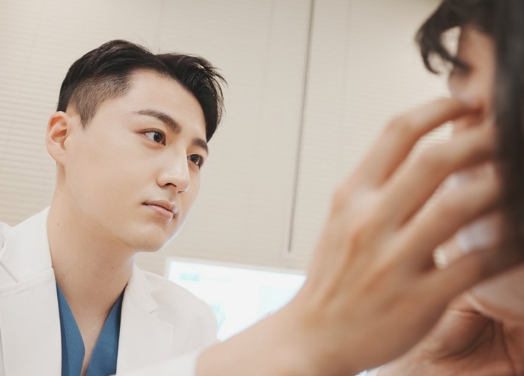 Can Forehead Lift + Double-Eyelid Surgery Resolve a Hidden Double-Eyelid Crease? Dr. 김현조 Answers! image 8