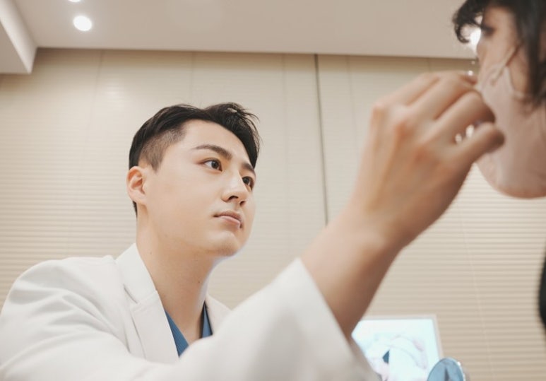 Worried About Lower Eyelid Scarring and Swelling? 김현조’s <Q&A> image 13