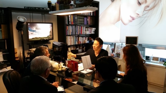 Meeting with the Italy Ultrasound Lifting Buyer / Kim Jong-seo Plastic Surgery image 1