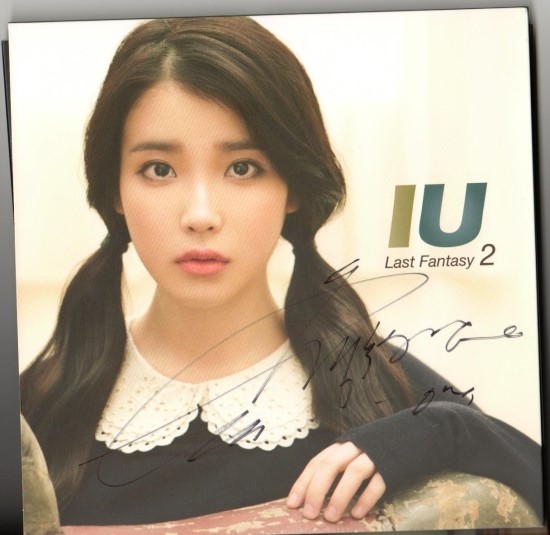 가수아이유  싸인CD 관련 이미지 1