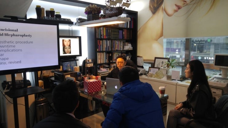 Singapore Doctor Lecture on Double Eyelid Surgery image 1