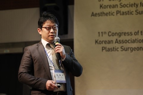 실리프팅/ V-loc / 일루엣리프팅/ 31회 미용성형성형외과 학외에서 실리프팅을 간의하는 김종서원장 2013.4.28 관련 이미지 1