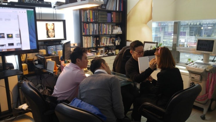 Singapore Doctor Lecture on Double Eyelid Surgery image 3