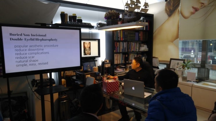 Singapore Doctor Lecture on Double Eyelid Surgery image 2
