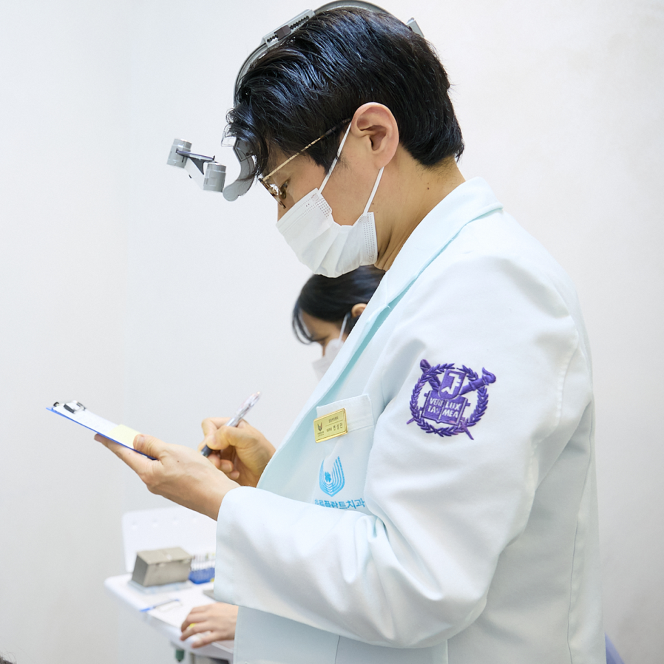 임플란트 하면 충치 걱정 끝? 임플란트 관리, 충치보다 진짜 중요한 건 따로 있어요! 관련 이미지 1