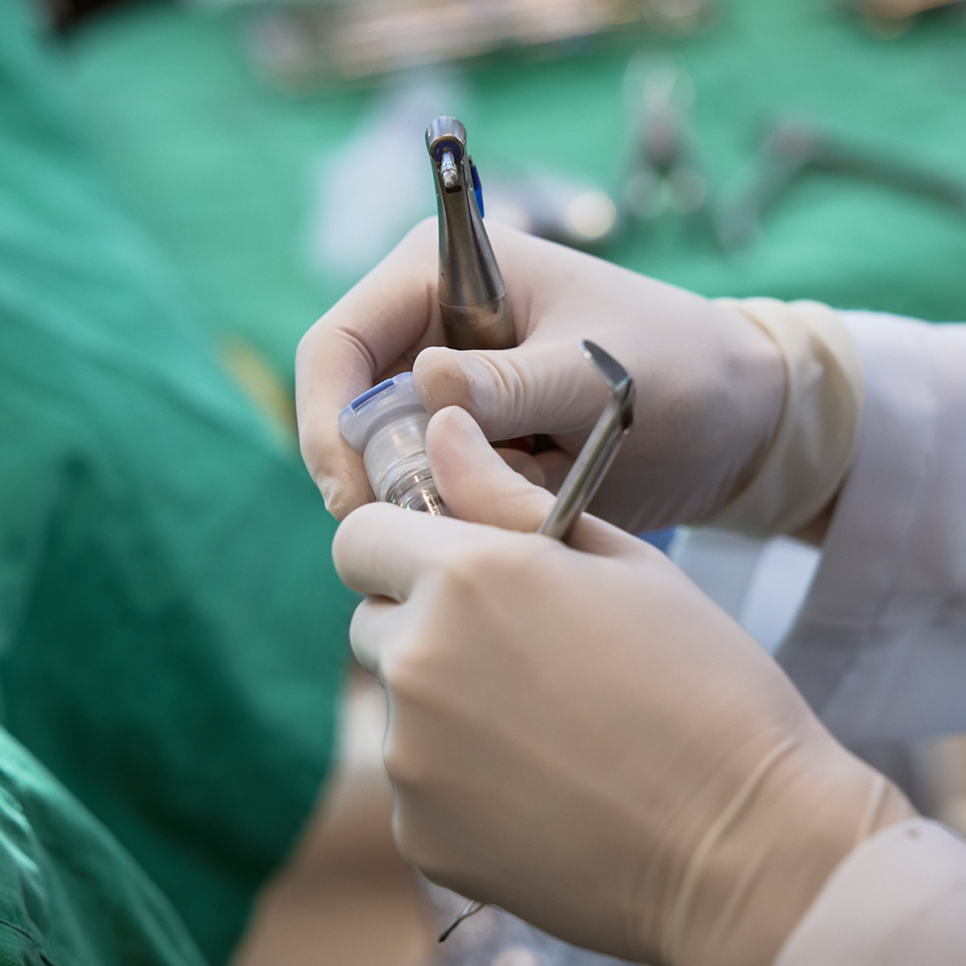 임플란트 하면 충치 걱정 끝? 임플란트 관리, 충치보다 진짜 중요한 건 따로 있어요! 관련 이미지 4