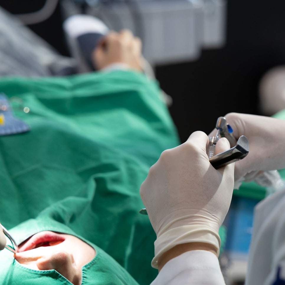 잠자는 사이, 임플란트 식립 끝? 수면 임플란트 마취, 안전한 방법일까요? 관련 이미지 5