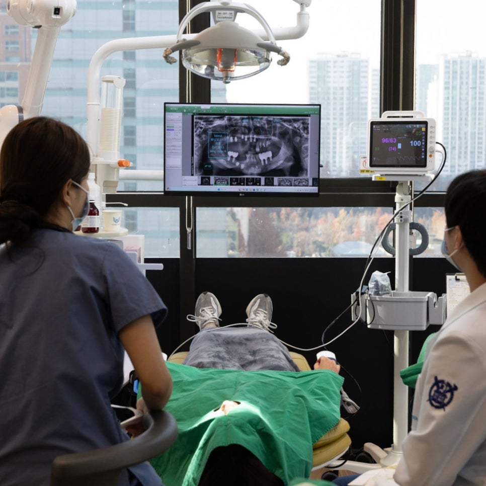 하루플란트 수면 임플란트, 나이 많아서 걱정된다면? 오히려 고령에게 더 적합하답니다! 관련 이미지 5