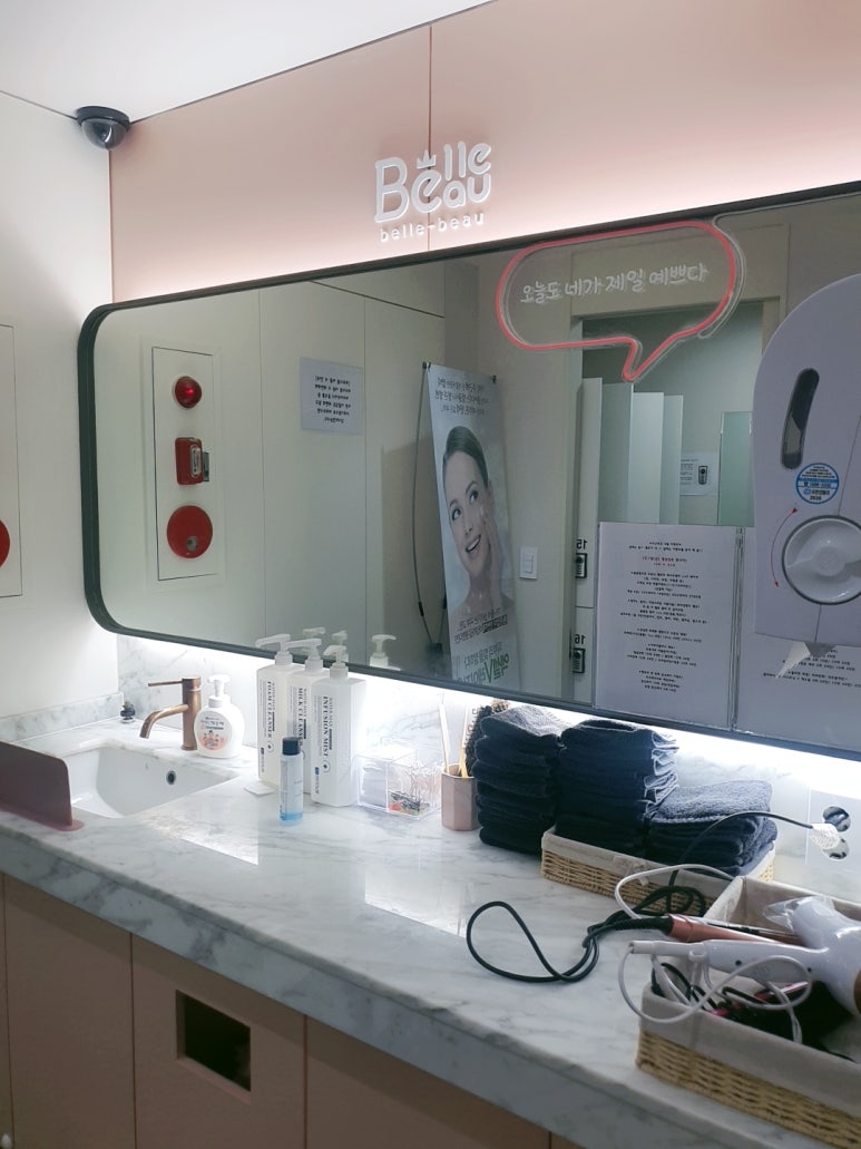 오돌토돌한 피부를 만드는 병변[ 쥐젖, 비립종, 한관종, 편평사마귀, 좁쌀여드름] 관련 이미지 2