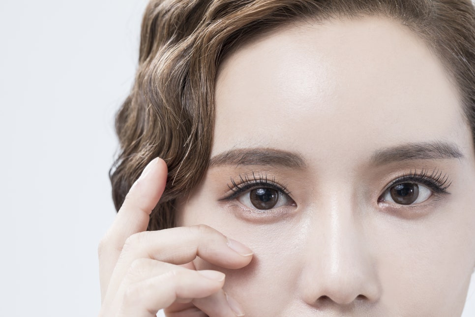 How to Manage and Conceal Under-Eye Sagging for Effective Improvement image 8