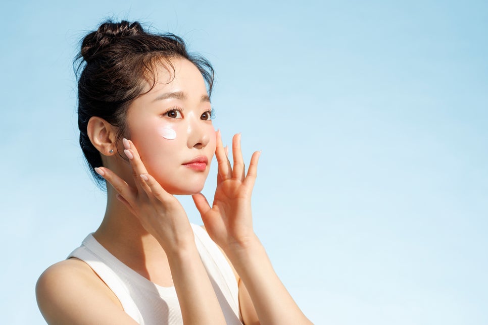 자외선이 피부 탄력을 무너뜨린다? 선크림의 중요성과 얼굴 탄력 지키는 방법 관련 이미지 18