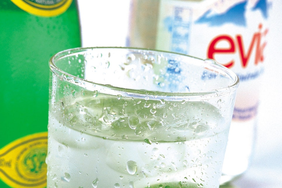 Side Effects and Benefits of Carbonated Water, and How to Drink It image 2