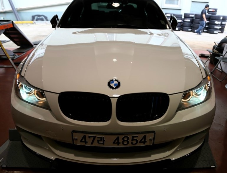 BMW e90 320d 블랙엔 화이트 에디션 하루에 두번 휠 바꾸다!! ( 광명 ez 타이어+ 산본 스타일+ 동판교 맛집+ 커피그리고사람들+브런치) 관련 이미지 2