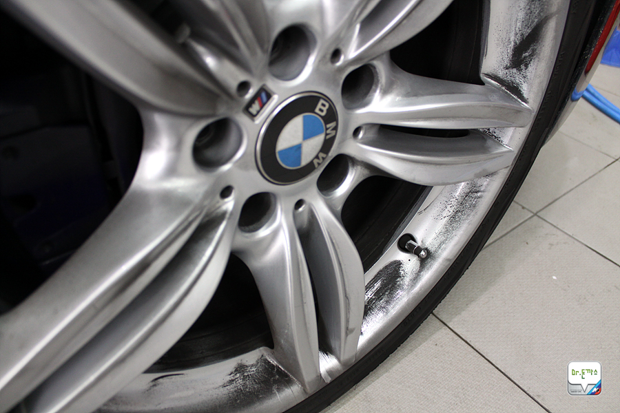 BMW F10 535d 치료하기! 광택작업 후기! (베스트샤인 오토팩토리 + 차량 흠집 제거+주차장테러 범인검거!+ 동판교까페+오시정) 관련 이미지 20