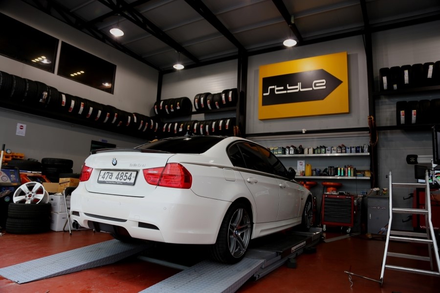 BMW e90 320d 블랙엔 화이트 에디션 하루에 두번 휠 바꾸다!! ( 광명 ez 타이어+ 산본 스타일+ 동판교 맛집+ 커피그리고사람들+브런치) 관련 이미지 69