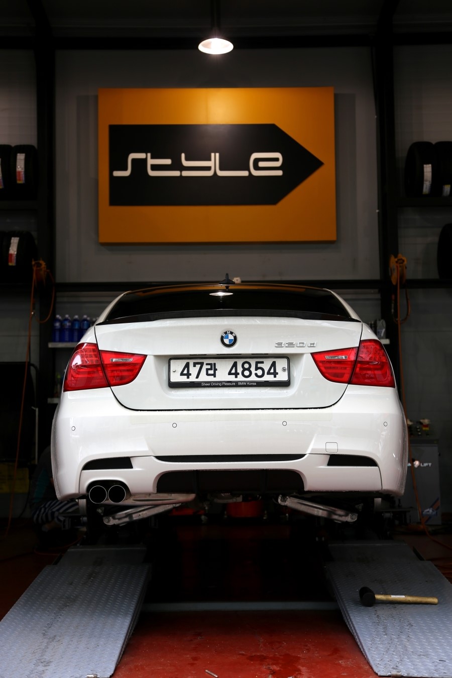 BMW e90 320d 블랙엔 화이트 에디션 하루에 두번 휠 바꾸다!! ( 광명 ez 타이어+ 산본 스타일+ 동판교 맛집+ 커피그리고사람들+브런치) 관련 이미지 58