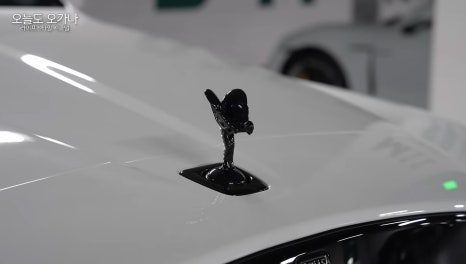 Why I Chose Rolls-Royce Instead of Bentley (Cullinan Black Badge Series II) image 4