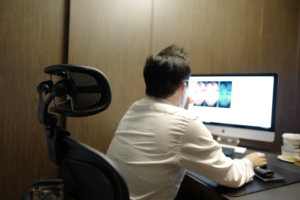 오가나 진료실 소개! 청담 오가나 피부과 + 허먼밀러 체어 + 인노바드 + 핀율 데스크 관련 이미지 25