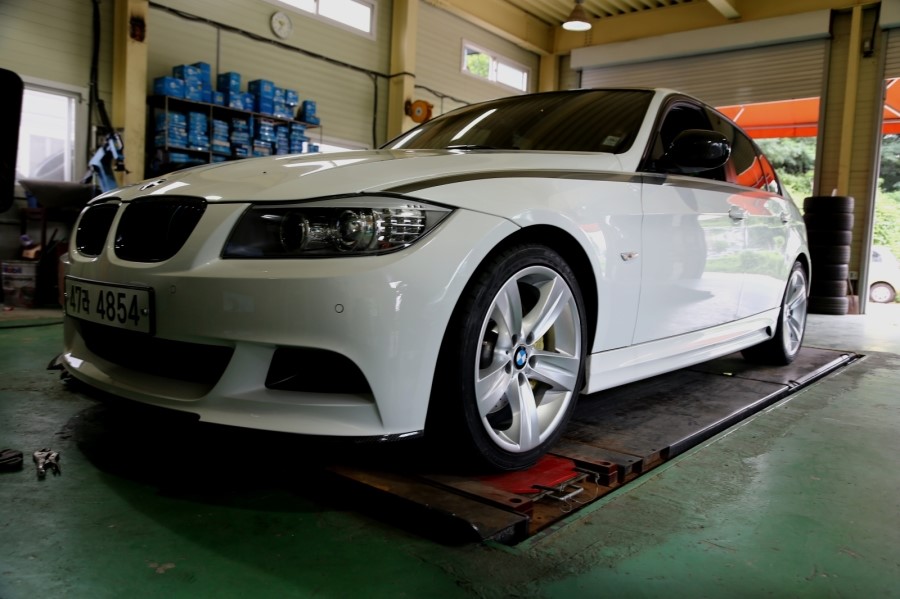 BMW e90 320d 블랙엔 화이트 에디션 하루에 두번 휠 바꾸다!! ( 광명 ez 타이어+ 산본 스타일+ 동판교 맛집+ 커피그리고사람들+브런치) 관련 이미지 29