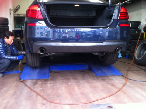 BMW f10 535d 런플렛 타이어로 돌아가기~ bmw 535d 18인치 350M 휠 장착 관련 이미지 6
