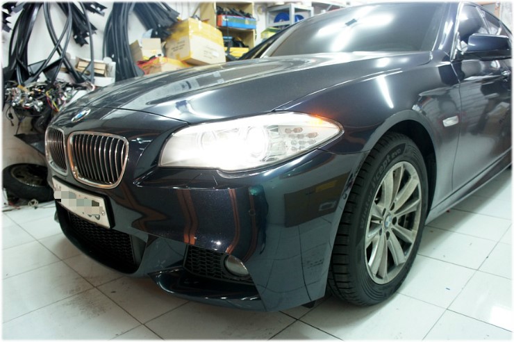 BMW f10 535d 블랙박스 작업 ( BMW 535d + 블랙박스 + 파인뷰 + 블랙뷰 + 키네틱 + 나가레스 아이솔레이터 + 상시전원) 관련 이미지 3