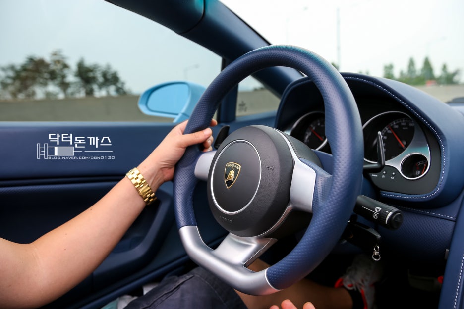람보르기니 시승기. 람보르기니 가야르도 스파이더 시승기. 황소와의 투우시합. 관련 이미지 52