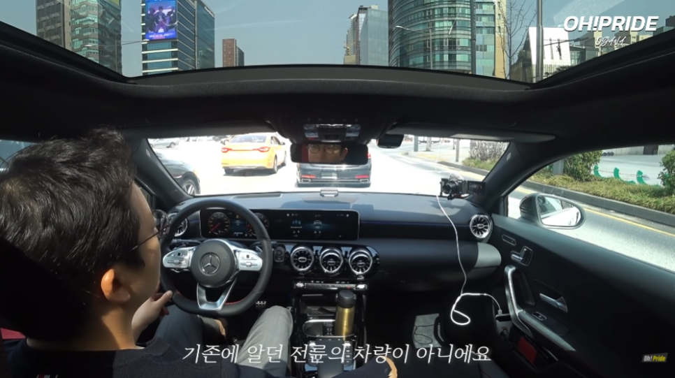 벤츠 A45 AMG 말이 필요 없는 최고의 벤츠 펀카 관련 이미지 26