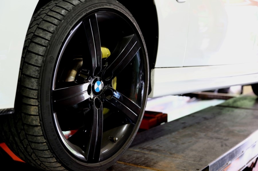 BMW e90 320d 블랙엔 화이트 에디션 하루에 두번 휠 바꾸다!! ( 광명 ez 타이어+ 산본 스타일+ 동판교 맛집+ 커피그리고사람들+브런치) 관련 이미지 17