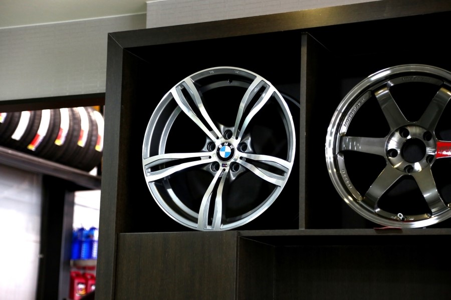 BMW e90 320d 블랙엔 화이트 에디션 하루에 두번 휠 바꾸다!! ( 광명 ez 타이어+ 산본 스타일+ 동판교 맛집+ 커피그리고사람들+브런치) 관련 이미지 51