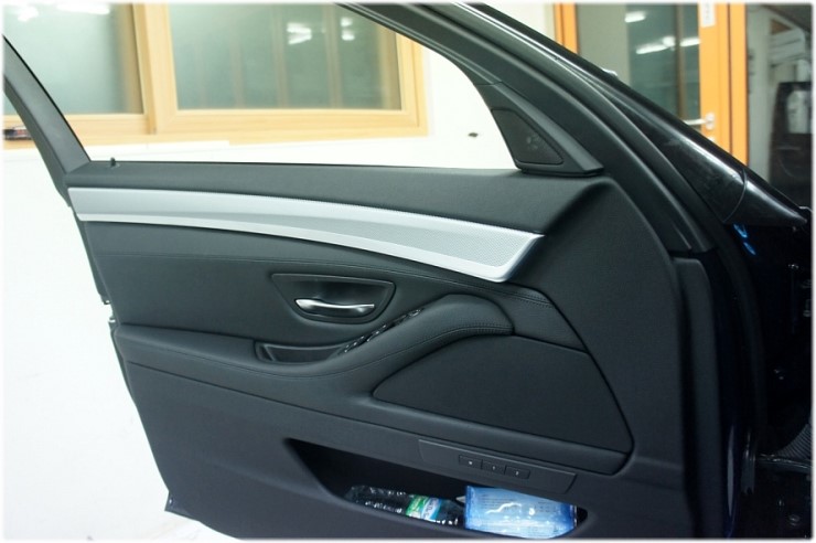 BMW f10 535d 블랙박스 작업 ( BMW 535d + 블랙박스 + 파인뷰 + 블랙뷰 + 키네틱 + 나가레스 아이솔레이터 + 상시전원) 관련 이미지 6