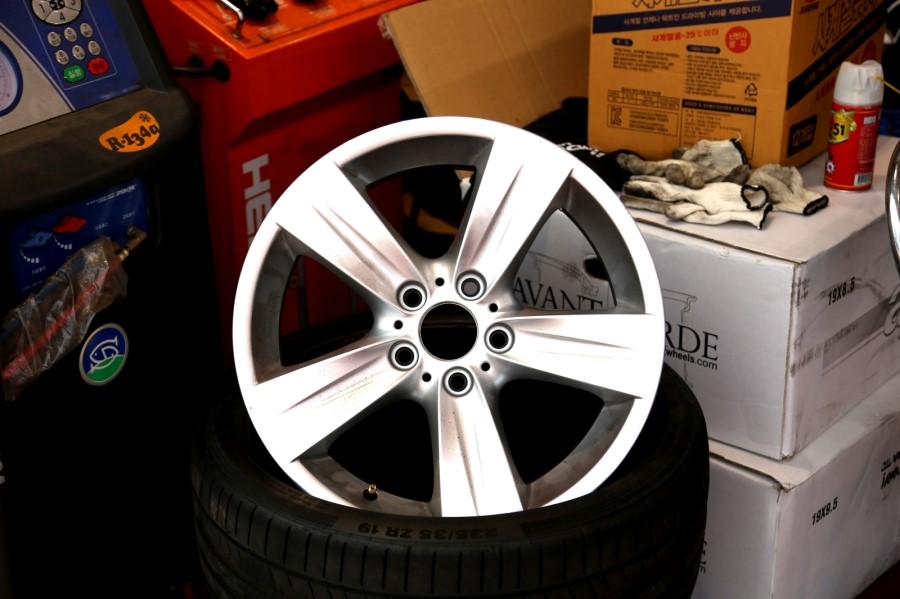 BMW e90 320d 블랙엔 화이트 에디션 하루에 두번 휠 바꾸다!! ( 광명 ez 타이어+ 산본 스타일+ 동판교 맛집+ 커피그리고사람들+브런치) 관련 이미지 60