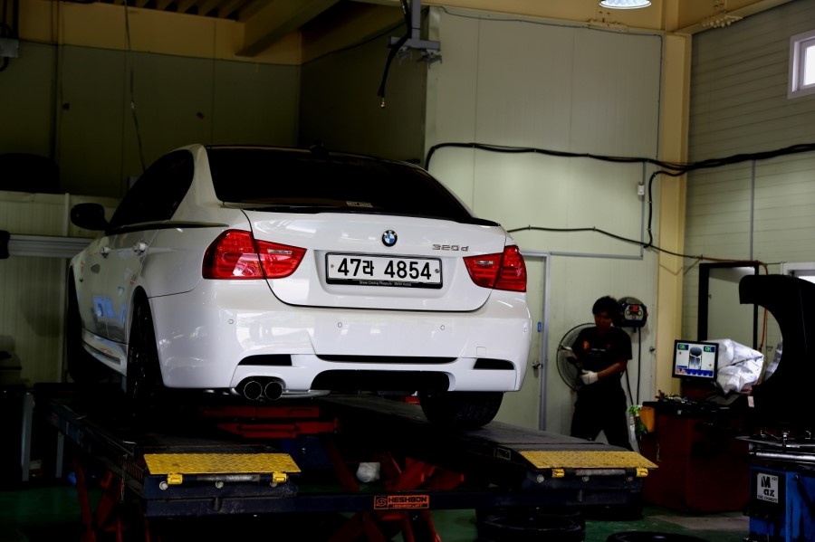 BMW e90 320d 블랙엔 화이트 에디션 하루에 두번 휠 바꾸다!! ( 광명 ez 타이어+ 산본 스타일+ 동판교 맛집+ 커피그리고사람들+브런치) 관련 이미지 14