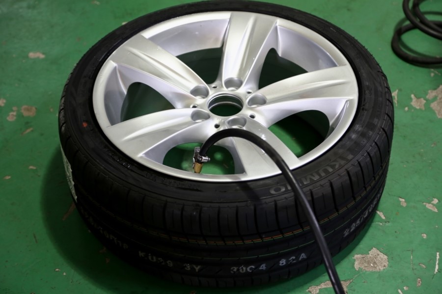 BMW e90 320d 블랙엔 화이트 에디션 하루에 두번 휠 바꾸다!! ( 광명 ez 타이어+ 산본 스타일+ 동판교 맛집+ 커피그리고사람들+브런치) 관련 이미지 23